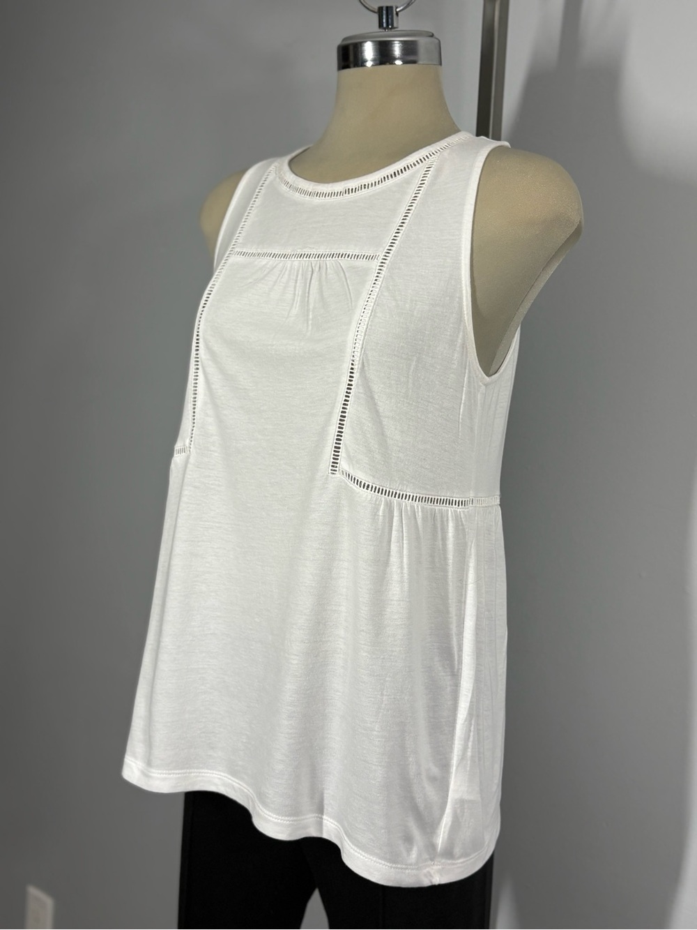 Old Navy White Tank Top with Eyelet Trim - Picture 5 of 11